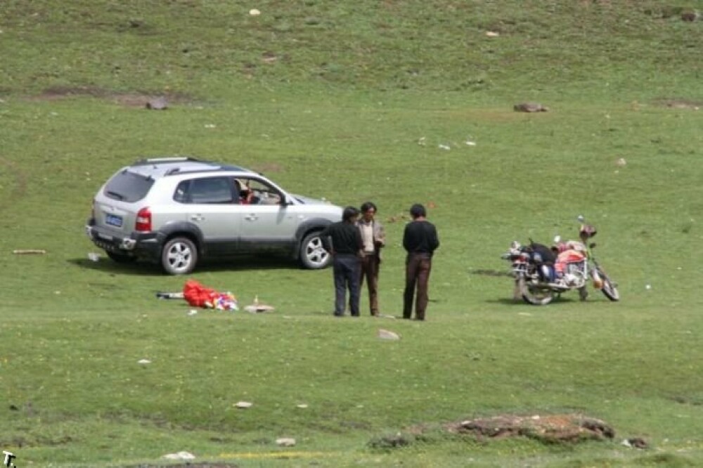 IMAGINI SOCANTE! Ritual barbar in Tibet: mancat de vulturi dupa moarte! - Imaginea 2