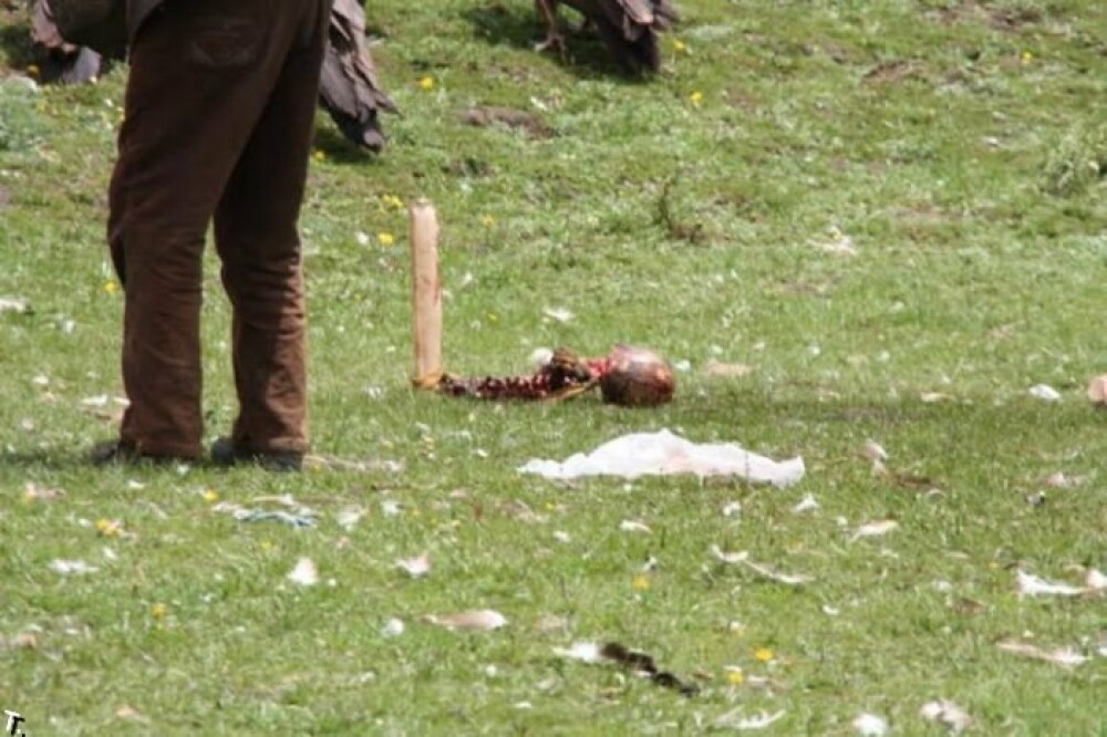 IMAGINI SOCANTE! Ritual barbar in Tibet: mancat de vulturi dupa moarte! - Imaginea 16