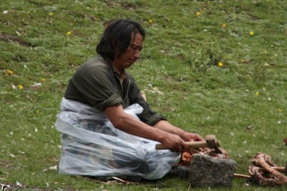 IMAGINI SOCANTE! Ritual barbar in Tibet: mancat de vulturi dupa moarte! - Imaginea 18