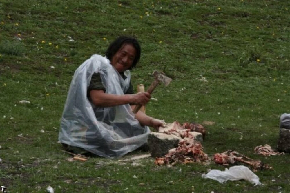 IMAGINI SOCANTE! Ritual barbar in Tibet: mancat de vulturi dupa moarte! - Imaginea 20