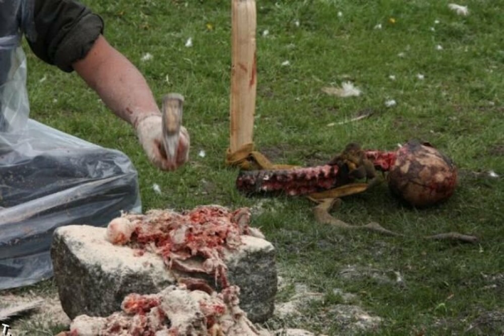 IMAGINI SOCANTE! Ritual barbar in Tibet: mancat de vulturi dupa moarte! - Imaginea 21