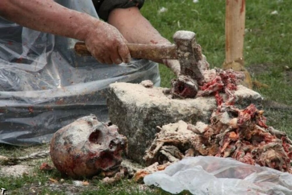 IMAGINI SOCANTE! Ritual barbar in Tibet: mancat de vulturi dupa moarte! - Imaginea 23