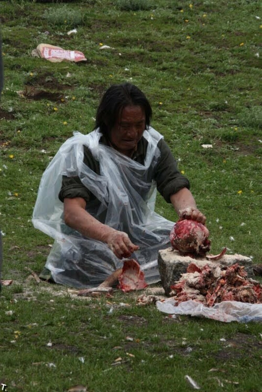 IMAGINI SOCANTE! Ritual barbar in Tibet: mancat de vulturi dupa moarte! - Imaginea 25
