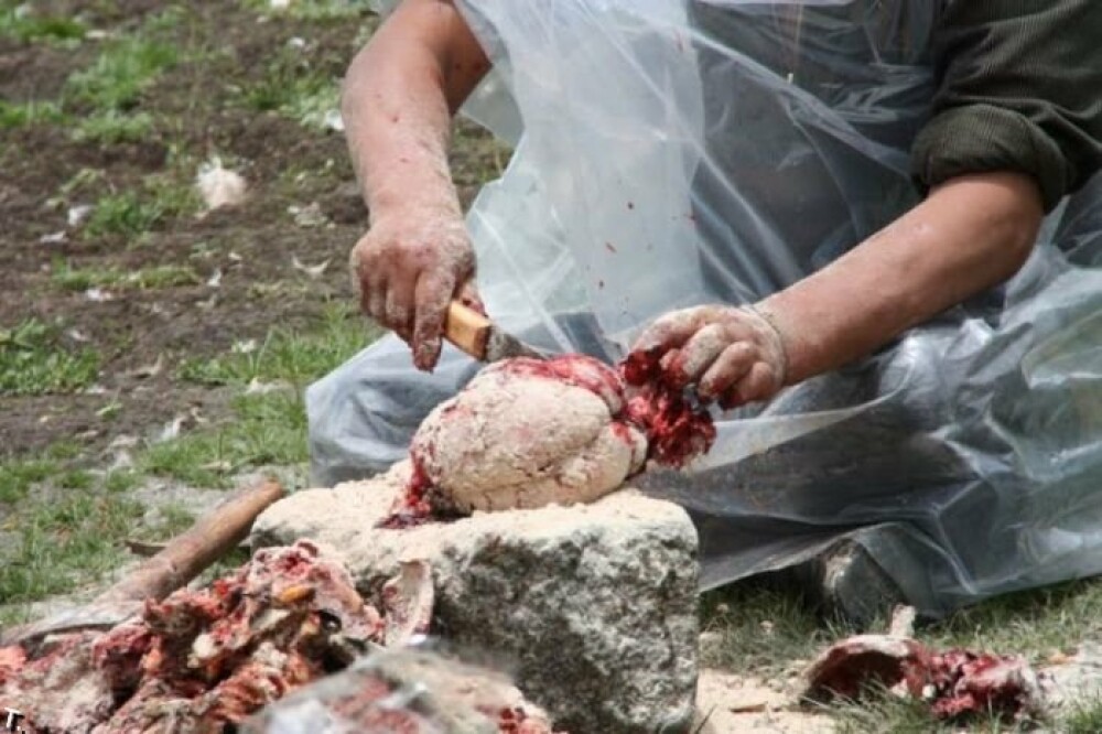 IMAGINI SOCANTE! Ritual barbar in Tibet: mancat de vulturi dupa moarte! - Imaginea 26