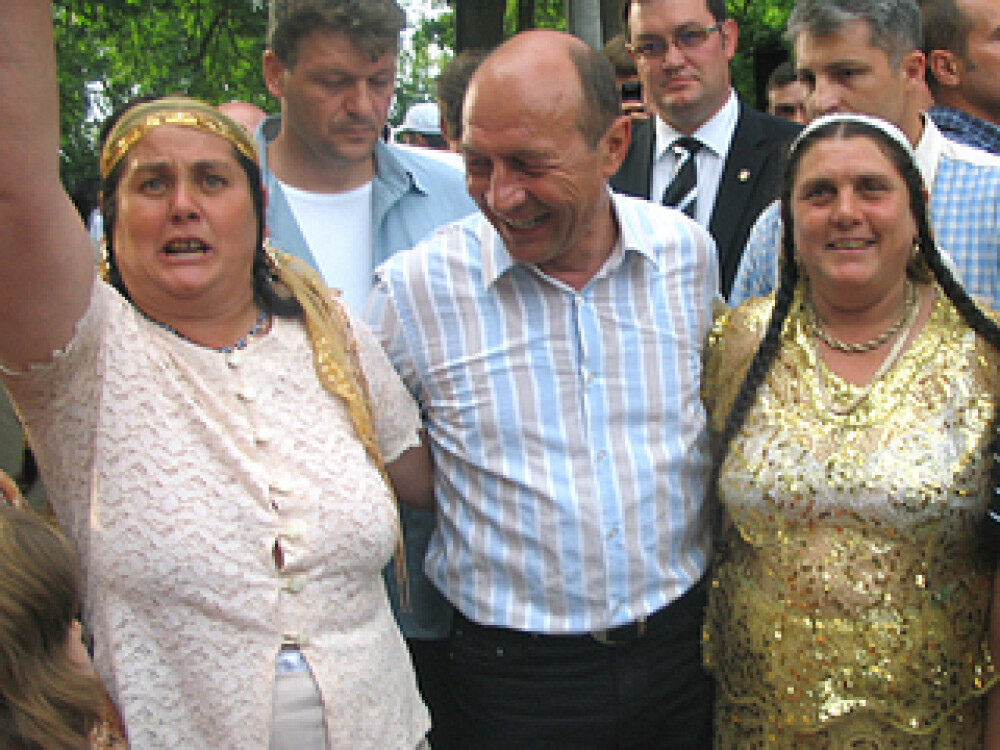 Traian Basescu a dansat tiganeste, la Festivalul romilor de la Costesti! - Imaginea 1
