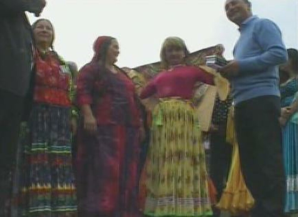 Traian Basescu a dansat tiganeste, la Festivalul romilor de la Costesti! - Imaginea 3
