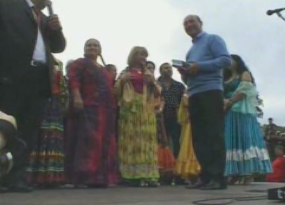 Traian Basescu a dansat tiganeste, la Festivalul romilor de la Costesti! - Imaginea 4