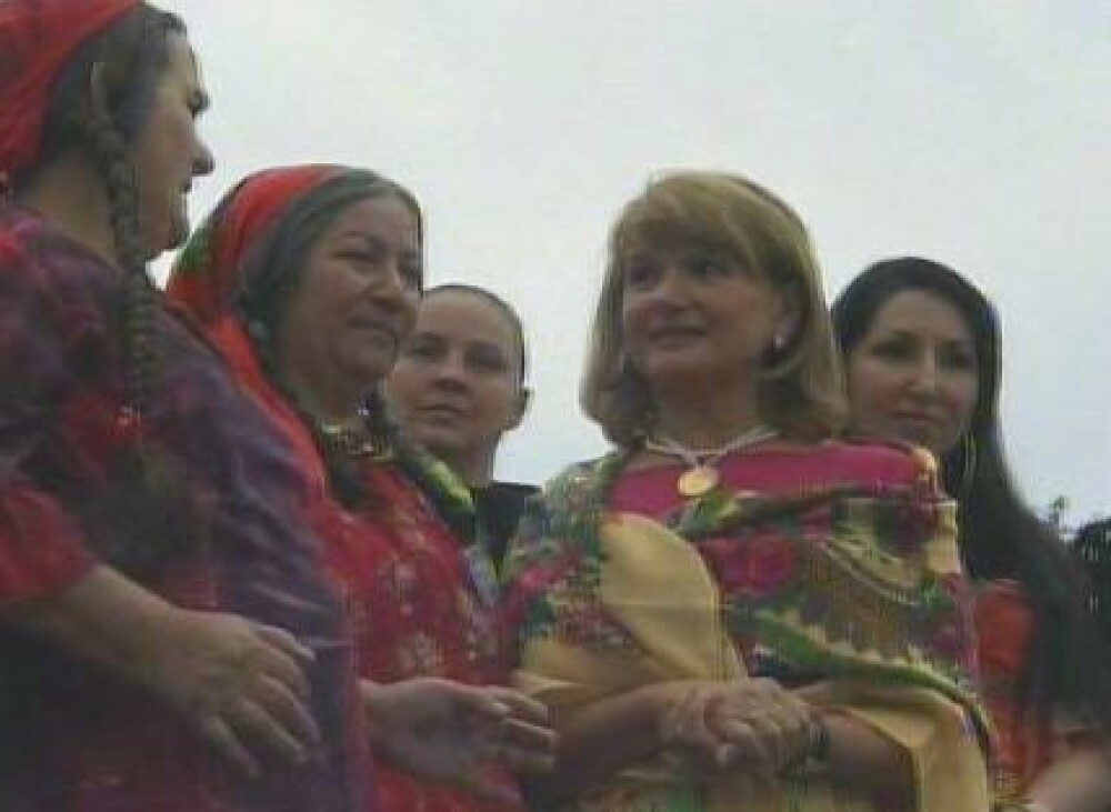 Traian Basescu a dansat tiganeste, la Festivalul romilor de la Costesti! - Imaginea 5