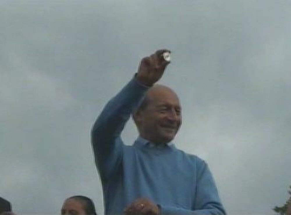Traian Basescu a dansat tiganeste, la Festivalul romilor de la Costesti! - Imaginea 6