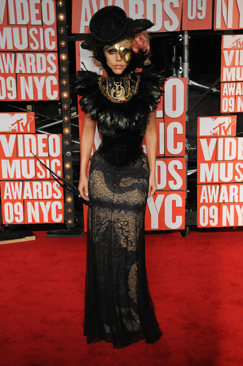 Lady GaGa si-a facut palarie din propriul par! - Imaginea 8
