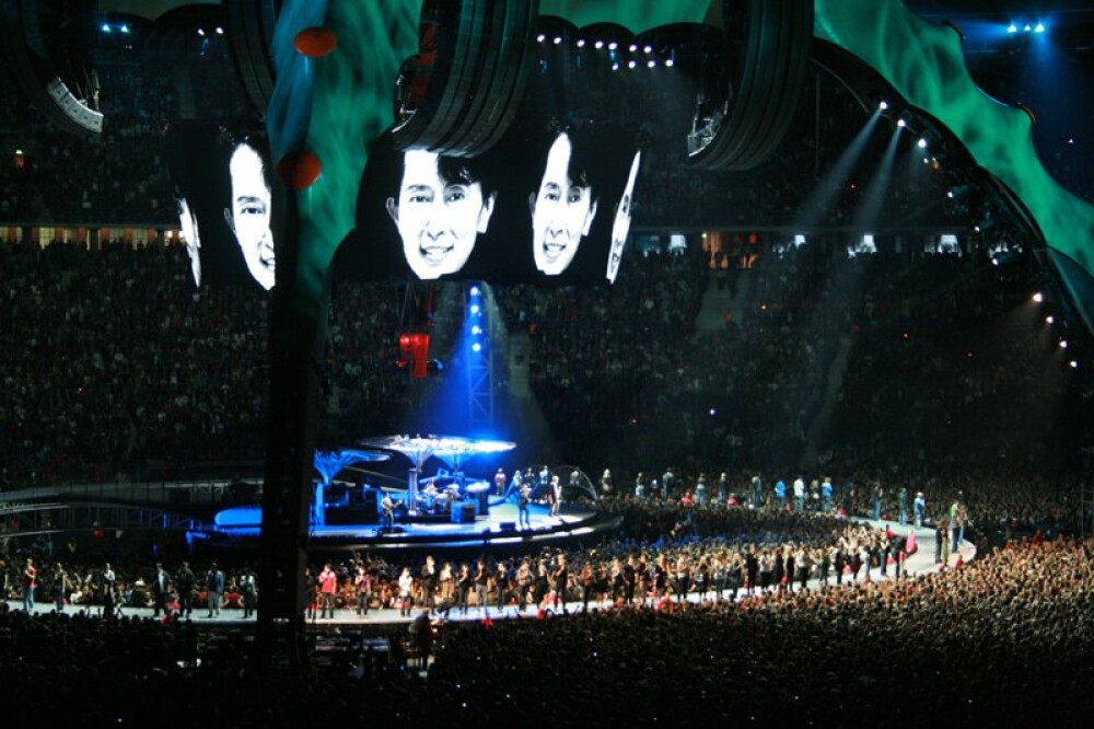 U2 doneaza peste 7,2 mil. de dolari pentru instrumente si salariile profesorilor de muzica - Imaginea 9