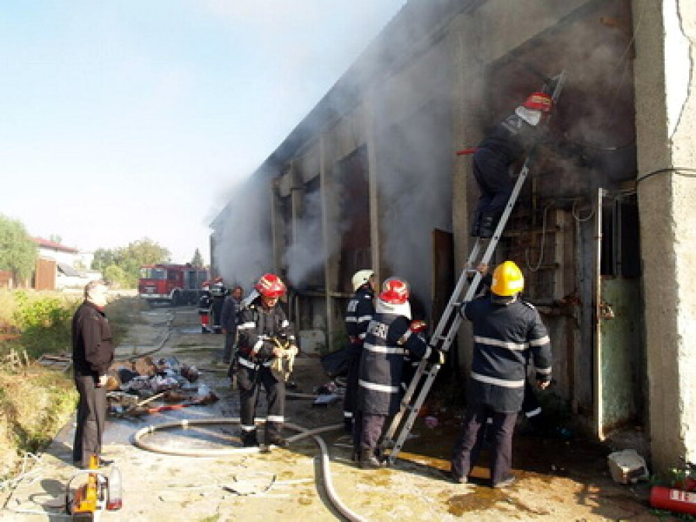 Incendiu la un depozit de mobila din Bucuresti! - Imaginea 1
