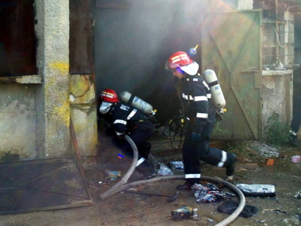 Incendiu la un depozit de mobila din Bucuresti! - Imaginea 2