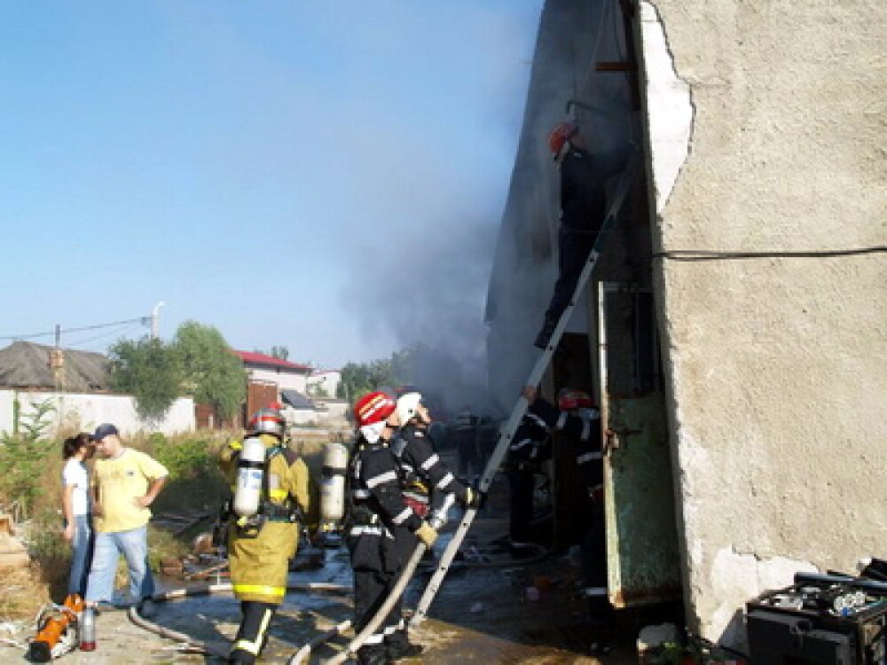 Incendiu la un depozit de mobila din Bucuresti! - Imaginea 3