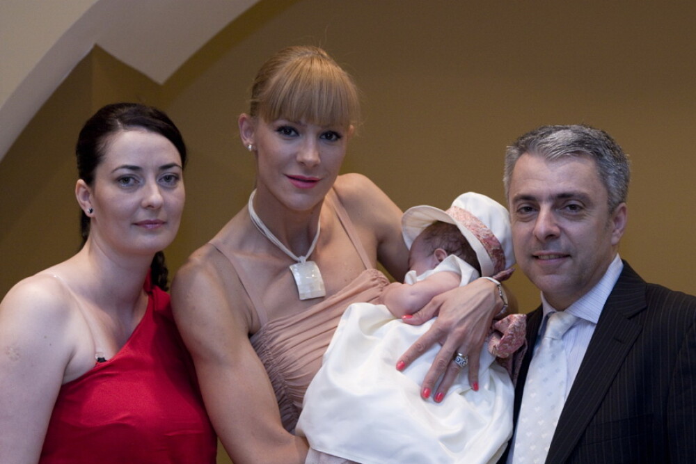 Roxana Ciuhulescu a botezat prima fetita - Imaginea 3
