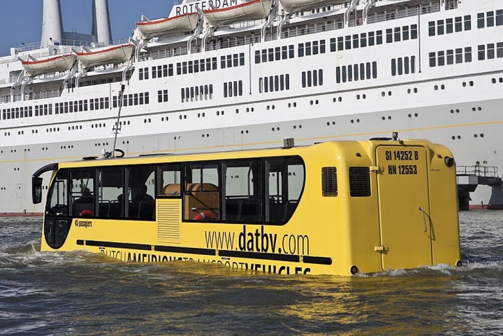Olandezii au inventat autobuzul pe apa. Cel mai spectaculos mod in care poti vizita Amsterdamul - Imaginea 1