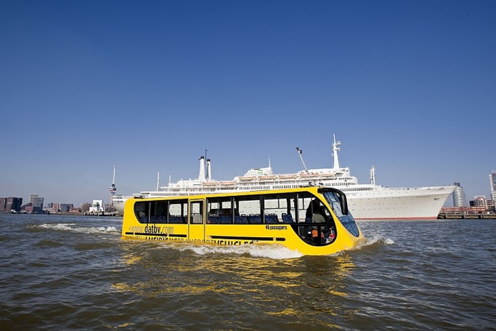 Olandezii au inventat autobuzul pe apa. Cel mai spectaculos mod in care poti vizita Amsterdamul - Imaginea 2