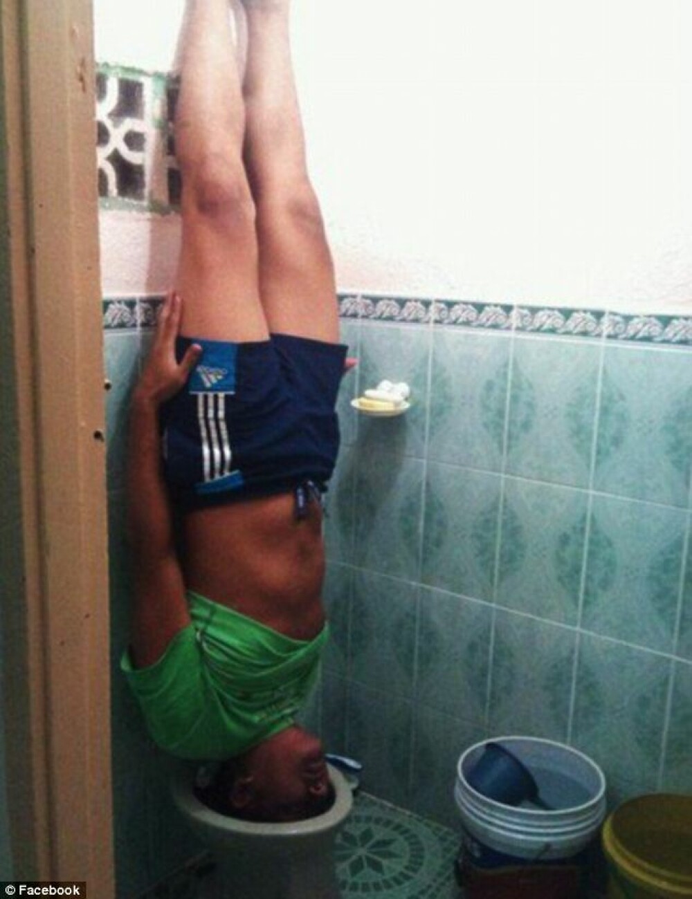 GALERIE FOTO. Nu trageti apa. Noua moda de “planking” face ravagii pe Internet - Imaginea 1
