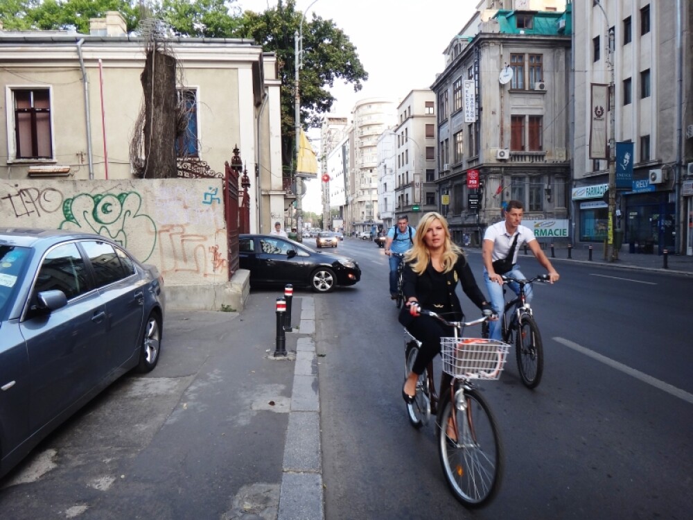 VIDEO. Elena Udrea, pe bicicleta, dupa ce a declarat Ziua Fara Masini la Ministerul Turismului - Imaginea 1