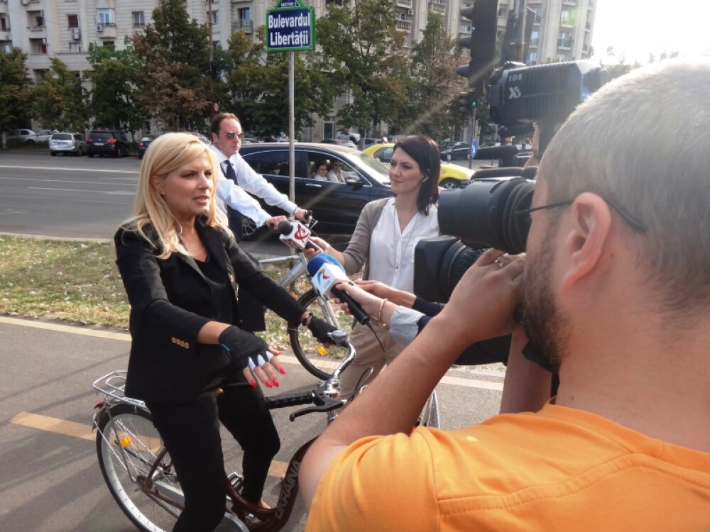 VIDEO. Elena Udrea, pe bicicleta, dupa ce a declarat Ziua Fara Masini la Ministerul Turismului - Imaginea 2