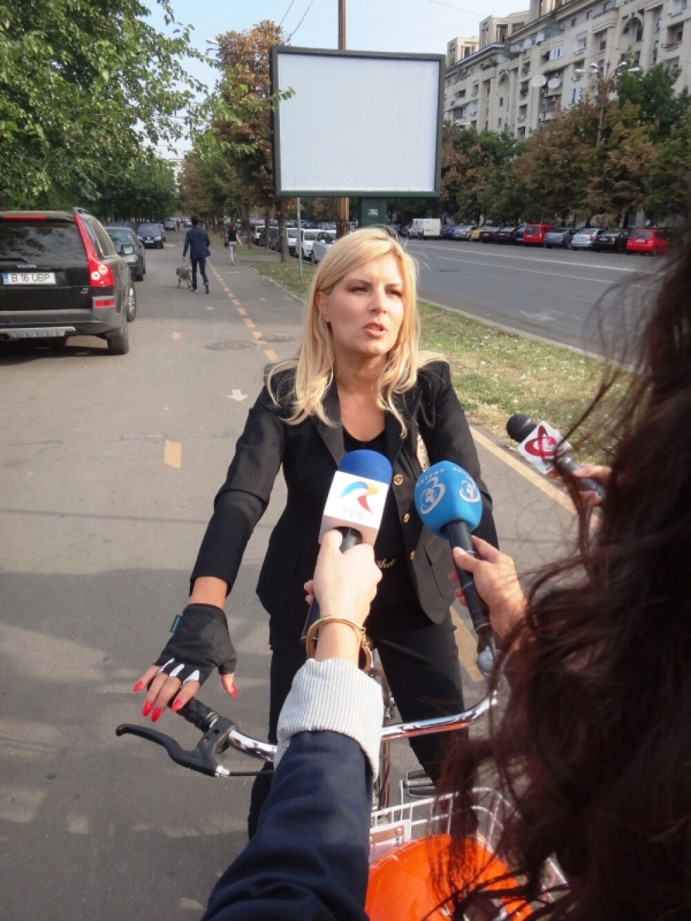 VIDEO. Elena Udrea, pe bicicleta, dupa ce a declarat Ziua Fara Masini la Ministerul Turismului - Imaginea 3