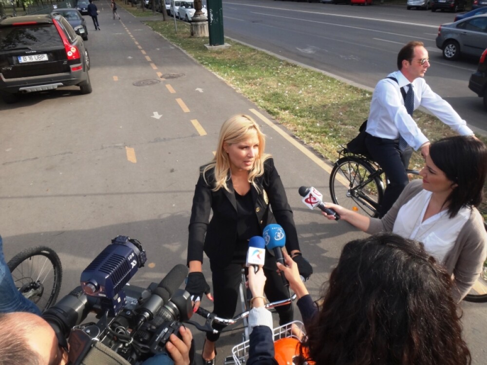 VIDEO. Elena Udrea, pe bicicleta, dupa ce a declarat Ziua Fara Masini la Ministerul Turismului - Imaginea 4