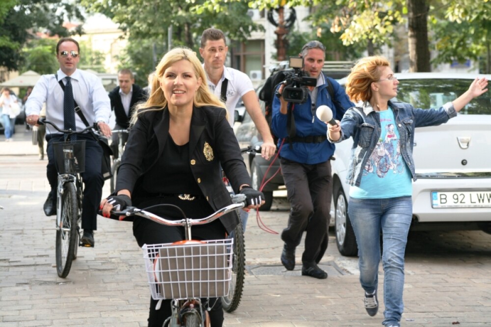 VIDEO. Elena Udrea, pe bicicleta, dupa ce a declarat Ziua Fara Masini la Ministerul Turismului - Imaginea 9