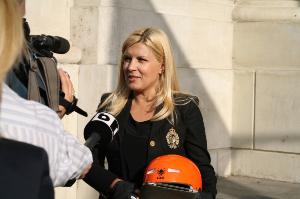 VIDEO. Elena Udrea, pe bicicleta, dupa ce a declarat Ziua Fara Masini la Ministerul Turismului - Imaginea 10