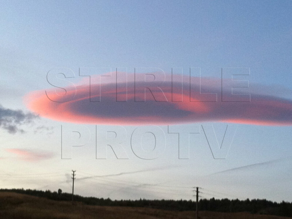 UPDATE: Spectacol pe cer in doua judete din Romania. Formele spectaculoase oferite de nori - Imaginea 7