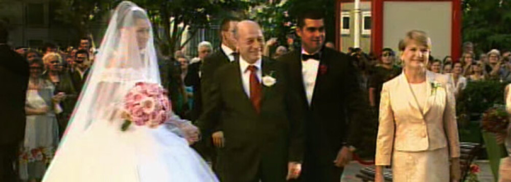 Cum a decurs cea mai frumoasa zi din viata fiicei Presedintelui. Imagini de la nunta Elenei Basescu - Imaginea 8
