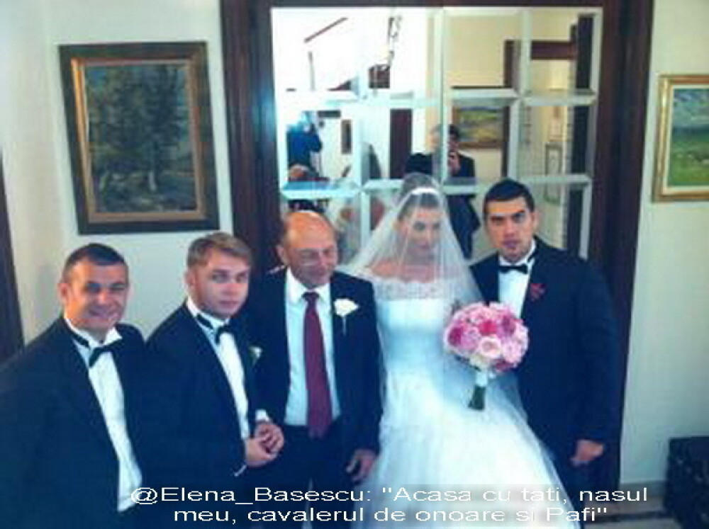 Elena Basescu, pe Twitter, de la petrecere: 