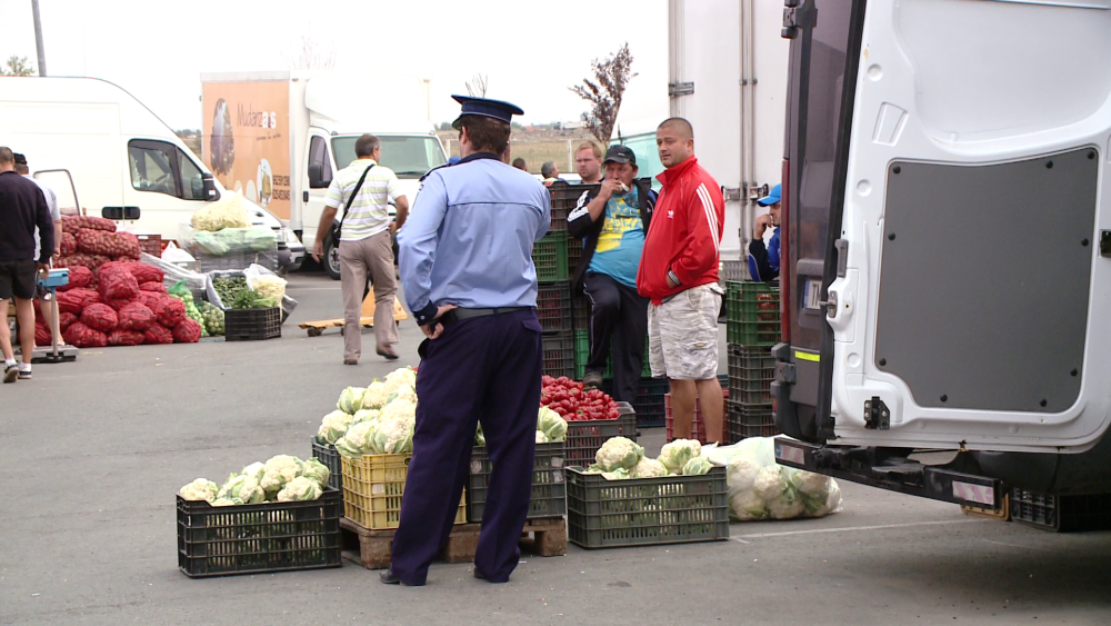 Razie in Piata de Gros din Timisoara. Comerciantii au ramas fara marfa si s-au ales cu amenzi - Imaginea 1