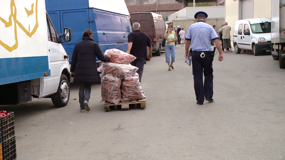 Razie in Piata de Gros din Timisoara. Comerciantii au ramas fara marfa si s-au ales cu amenzi - Imaginea 2