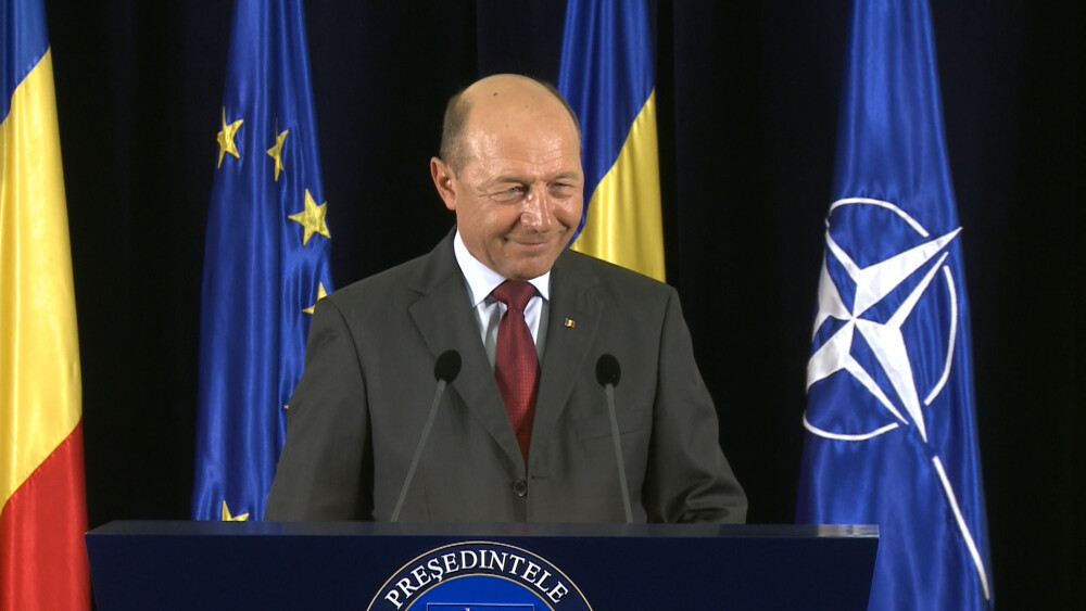 Basescu si-a schimbat salonul de declaratii de la Cotroceni. Ce mesaj surpriza scria pe pupitrul sau - Imaginea 2