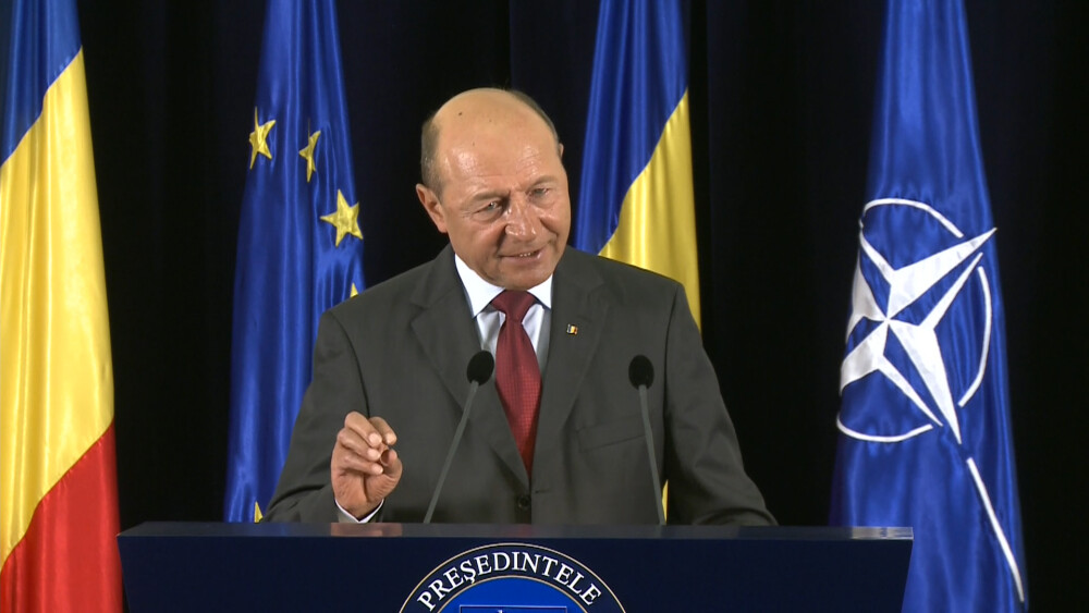 Basescu si-a schimbat salonul de declaratii de la Cotroceni. Ce mesaj surpriza scria pe pupitrul sau - Imaginea 3