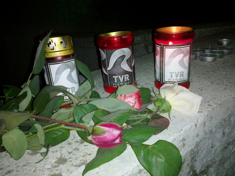 Priveghiul TVR Cultural: Zeci de persoane au aprins candele si au depus flori langa sediul TVR - Imaginea 1