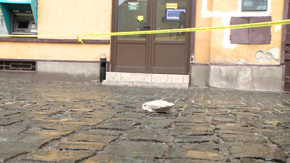 Mai multe bucati de tencuiala au cazut de pe o cladire istorica din Piata Traian.Zona a fost izolata - Imaginea 1