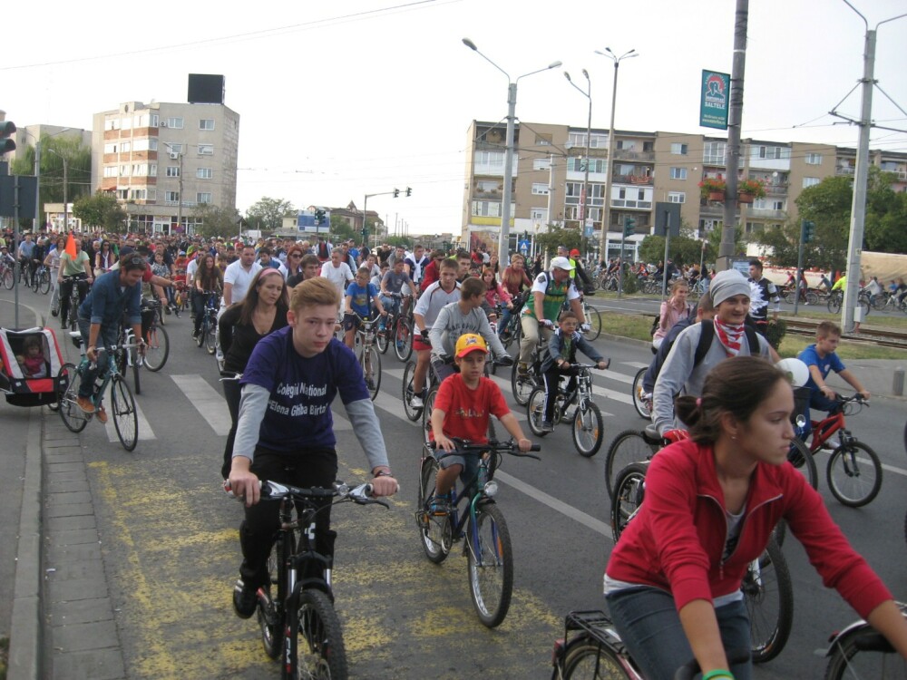 Centrul Aradului a fost invadat de 800 de biciclisti. Cum au reactionat trecatorii si soferii - Imaginea 1