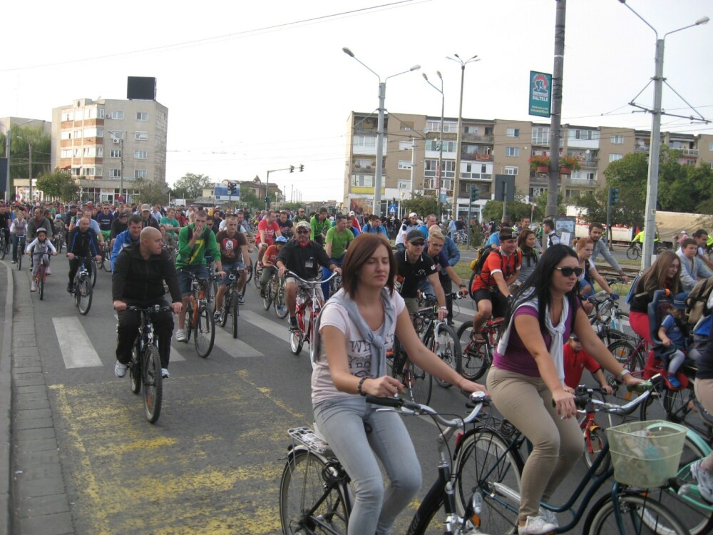 Centrul Aradului a fost invadat de 800 de biciclisti. Cum au reactionat trecatorii si soferii - Imaginea 3