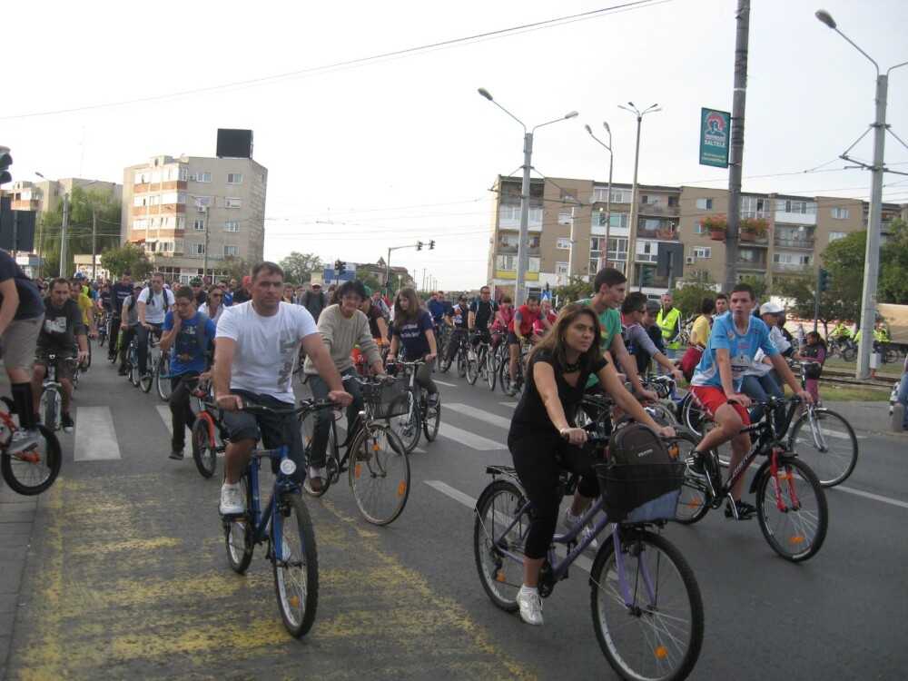 Centrul Aradului a fost invadat de 800 de biciclisti. Cum au reactionat trecatorii si soferii - Imaginea 4