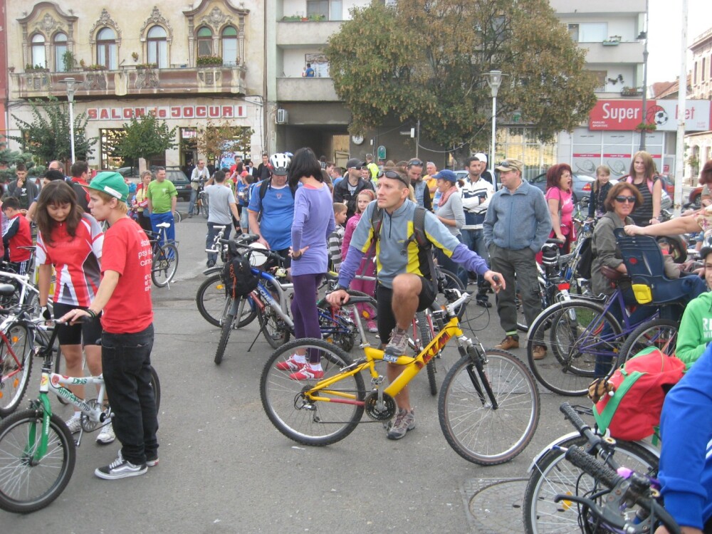 Centrul Aradului a fost invadat de 800 de biciclisti. Cum au reactionat trecatorii si soferii - Imaginea 5