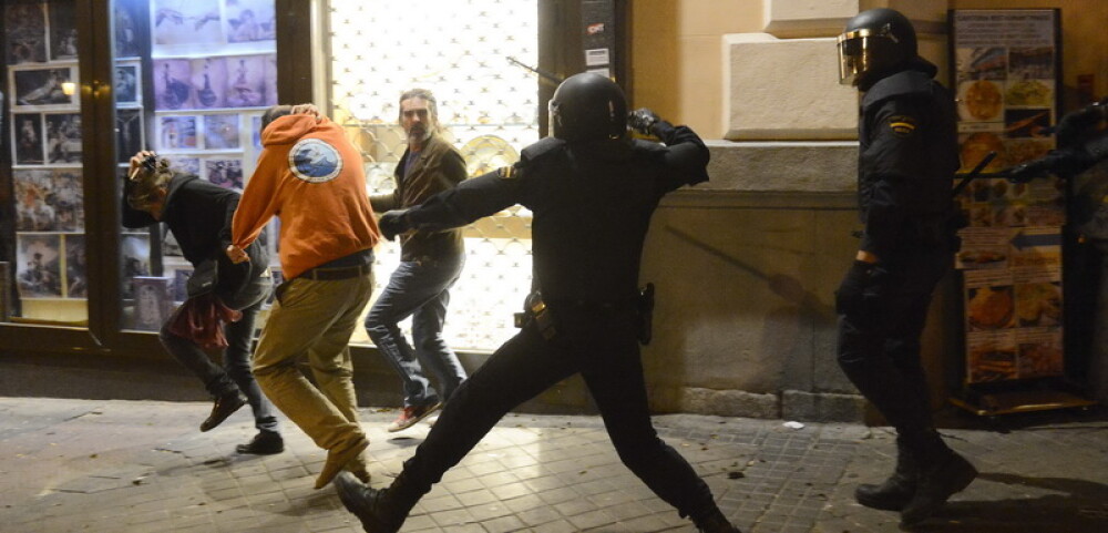 Protestele de la Madrid s-au transformat in LUPTE DE STRADA. Cel putin 60 de persoane au fost ranite - Imaginea 3