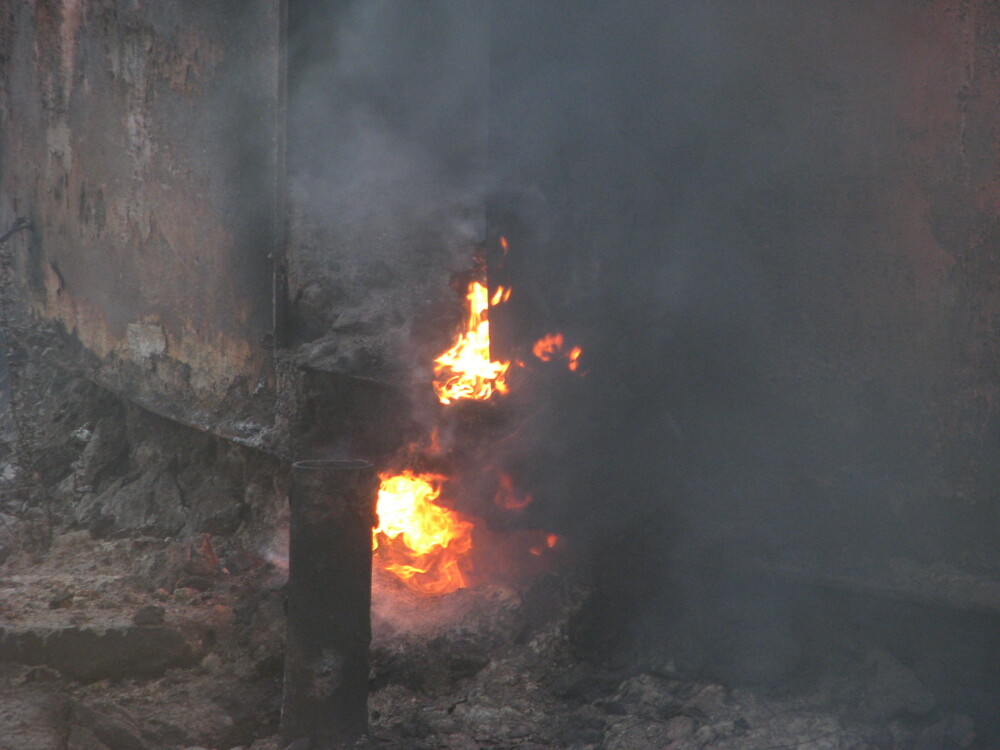 Rezervor petrolier in flacari. Pompierii au stins incendiul inainte sa cuprinda alte doua rezervoare - Imaginea 2