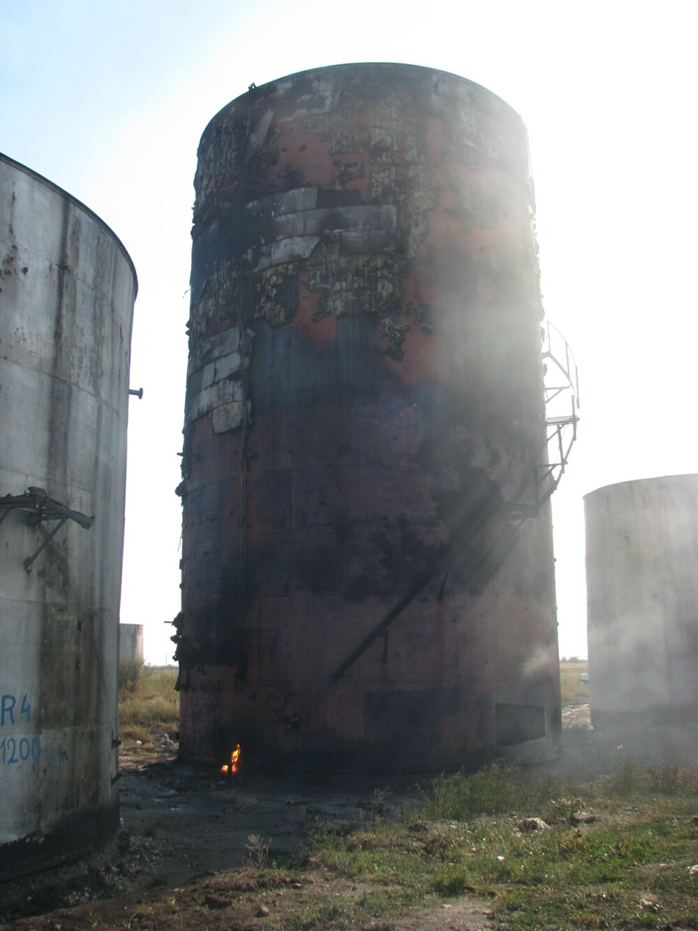 Rezervor petrolier in flacari. Pompierii au stins incendiul inainte sa cuprinda alte doua rezervoare - Imaginea 3