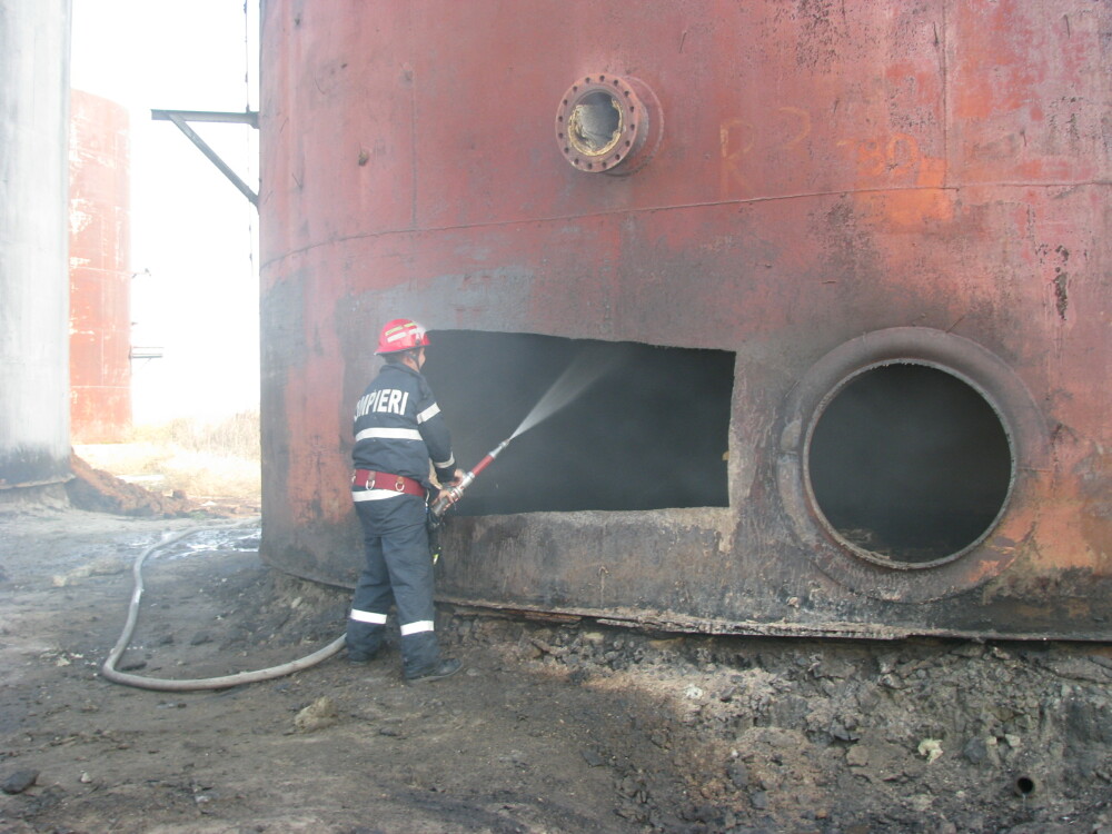 Rezervor petrolier in flacari. Pompierii au stins incendiul inainte sa cuprinda alte doua rezervoare - Imaginea 6