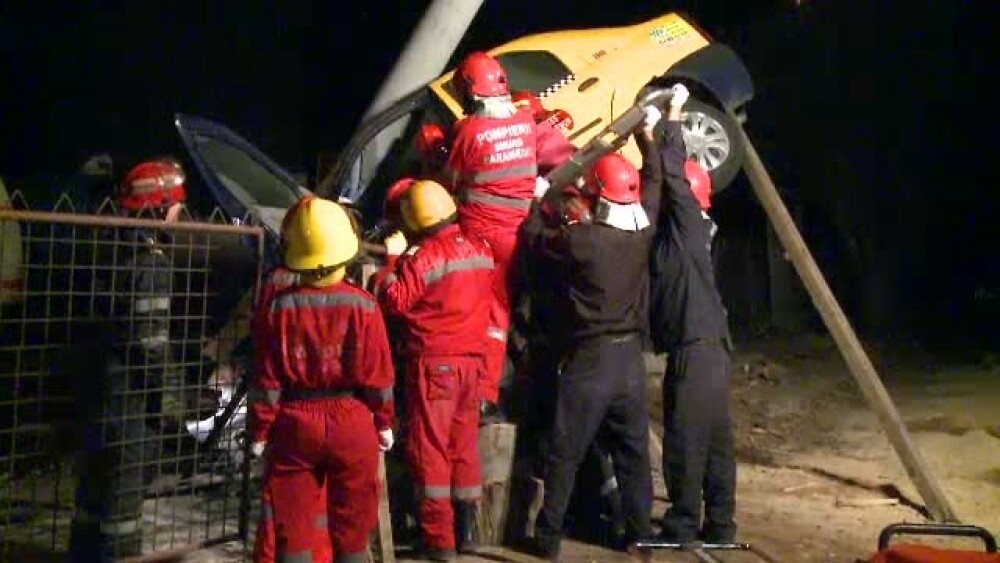 Accident spectaculos. Un taxi s-a rasucit in aer, a aterizat peste un gard si a daramat un stalp - Imaginea 1