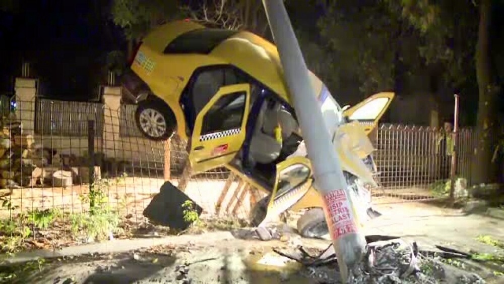 Accident spectaculos. Un taxi s-a rasucit in aer, a aterizat peste un gard si a daramat un stalp - Imaginea 5