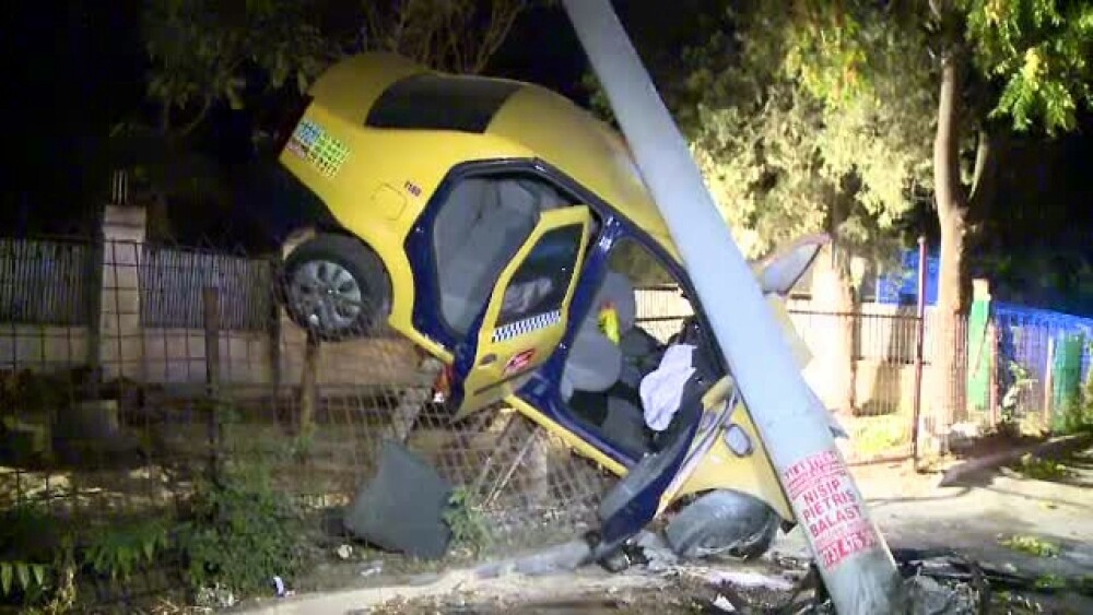 Accident spectaculos. Un taxi s-a rasucit in aer, a aterizat peste un gard si a daramat un stalp - Imaginea 6