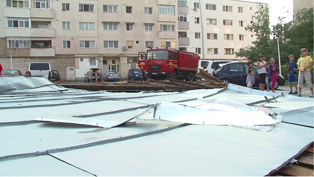Devenii carora vijelia le-a smuls acoperisurile blocurilor, cer ajutorul primariei, pentru reparatii - Imaginea 3