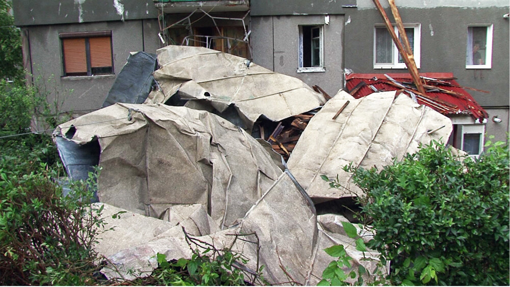 Devenii carora vijelia le-a smuls acoperisurile blocurilor, cer ajutorul primariei, pentru reparatii - Imaginea 4